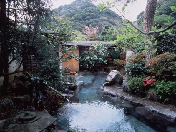 Seasonal outdoor pool - Ryokan Hanareya Ishidaya (Kawazu)