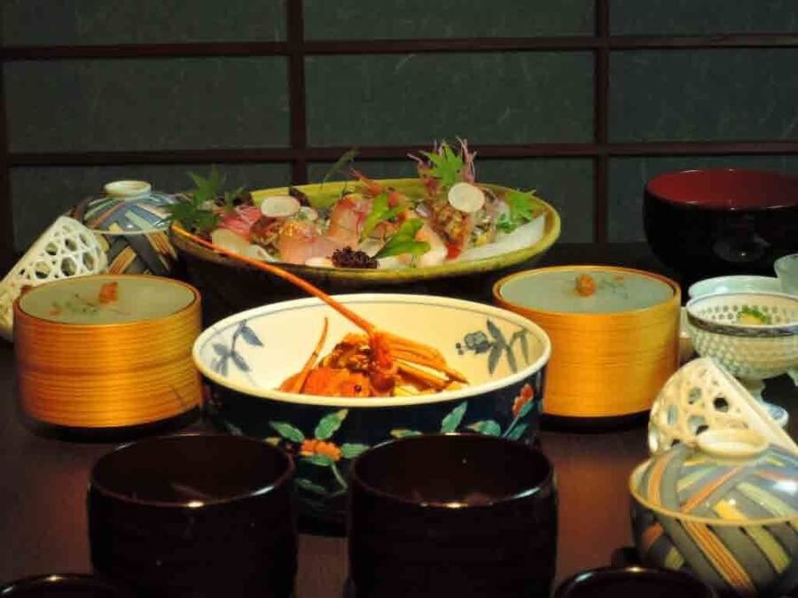 Un emplatat tradicional japonès amb diversos plats i bols sobre una taula.