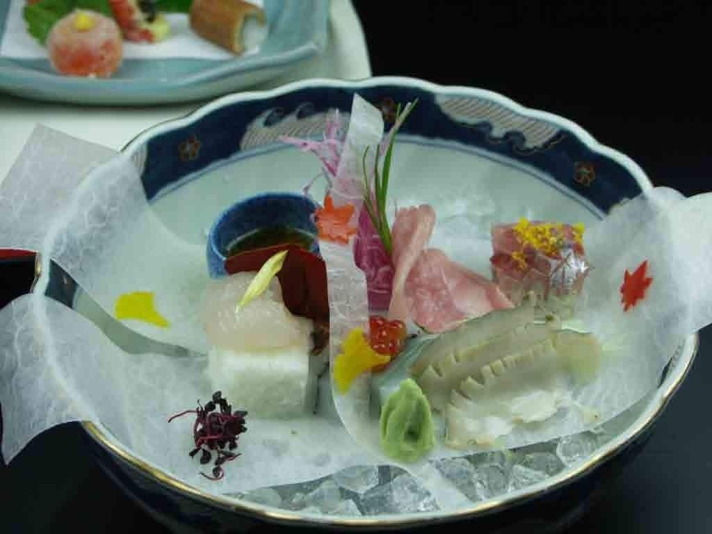 Une assiette de sushis, avec différents ingrédients et accompagnements.