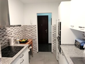 Jääkaappi, mikroaaltouuni, uuni, liesi