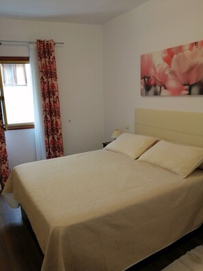 3 slaapkamers, een bureau, een strijkplank/strijkijzer, gratis wifi