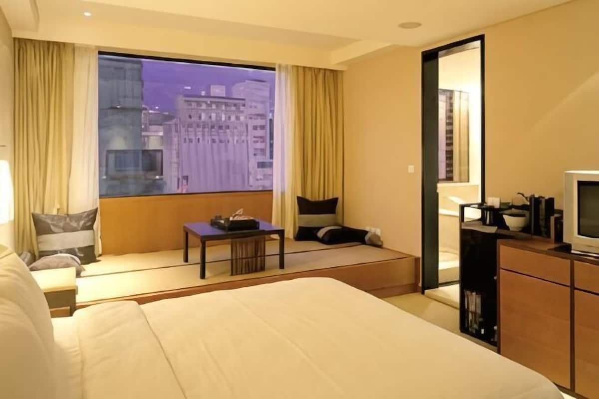 Minibar (free items), in-room safe, WiFi (free)
