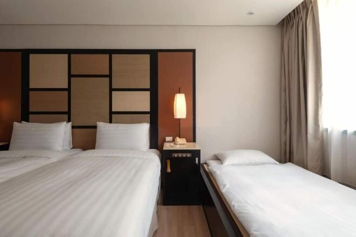 Free minibar, in-room safe, free WiFi