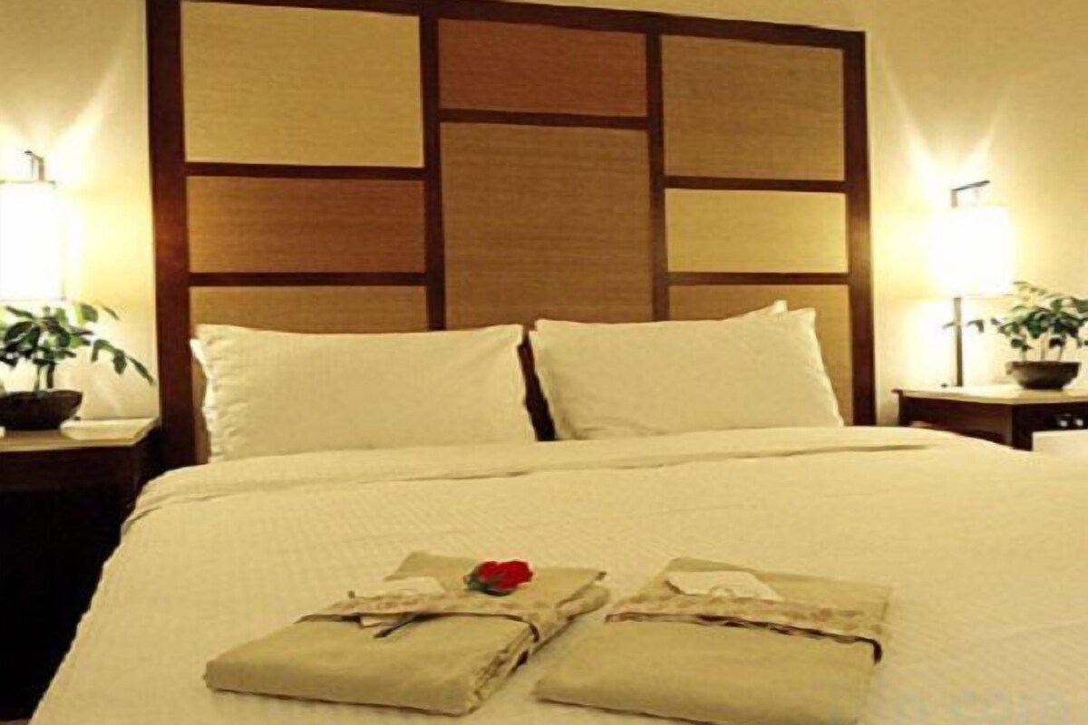 Minibar (free items), in-room safe, WiFi (free)