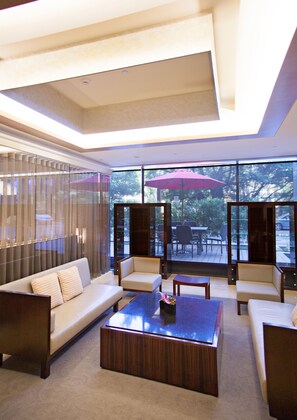 Lobby sitting area - Beitou SweetMe Hot Spring Resort (Taipei)