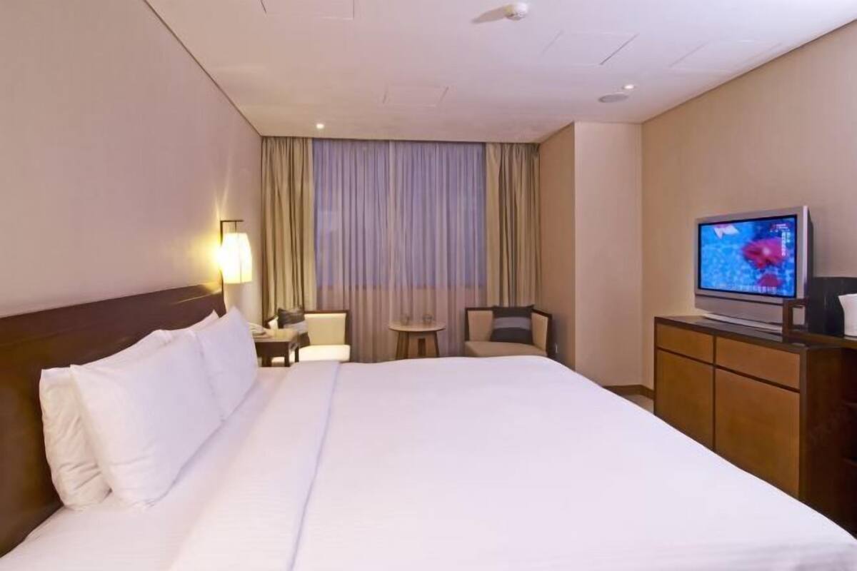 Minibar (free items), in-room safe, WiFi (free)