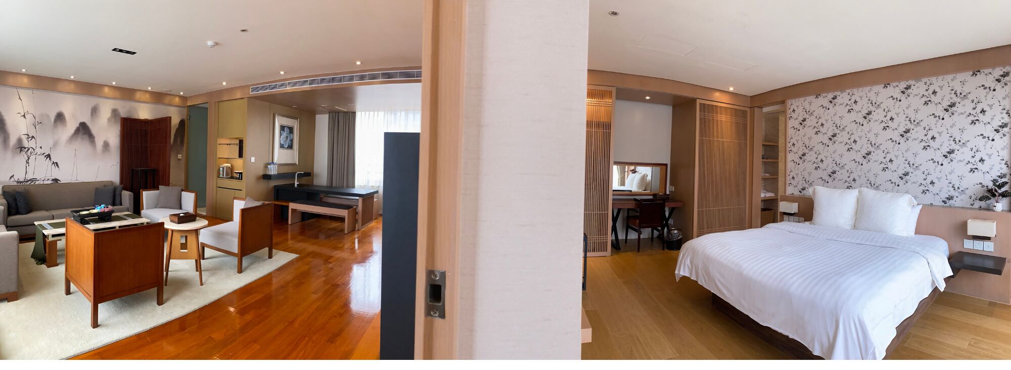 Una habitación de hotel con cama, escritorio, sofá y baño.