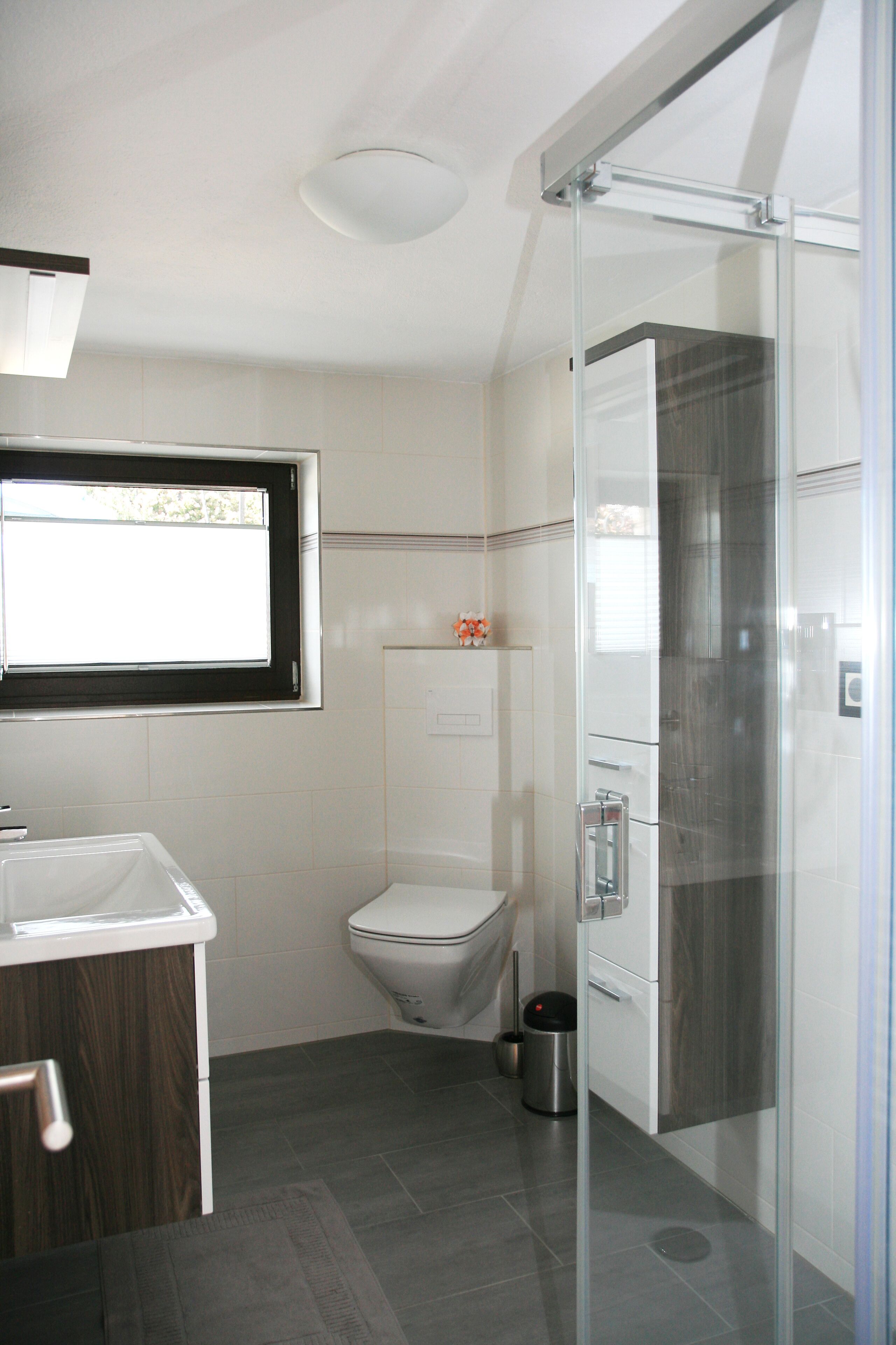 Ducha, secador de pelo, toallas y jabón