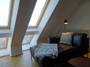 Fernseher, Kamin, Bücher, Stereoanlage