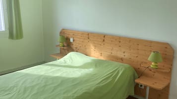2 bedrooms, iron/ironing board, internet