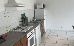 Kjøleskap, mikrobølgeovn, ovn og oppvaskmaskin