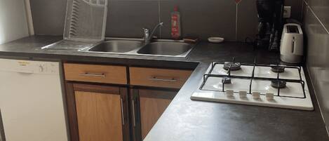 Coffee/tea maker, fridge, microwave, oven