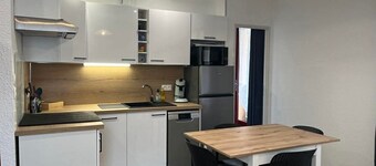 Altos Pirineos Studio, edificio tranquilo, aparcamiento privado, cerca del centro