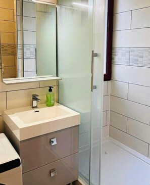 Bathtub - Hautes-Pyrénées Studio, quiet building, private parking, near the center (Luz-Saint-Sauveur)
