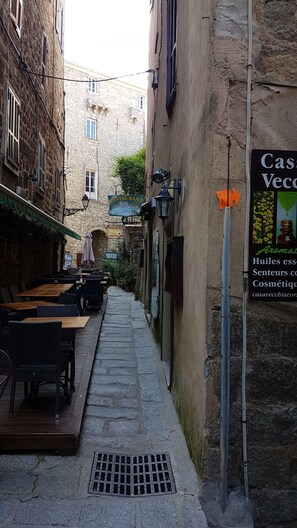 Outdoor dining - 2 to 8 pers. - Appart. 4 rooms - 82m² - Sartène - Corse du Sud (Sartène)