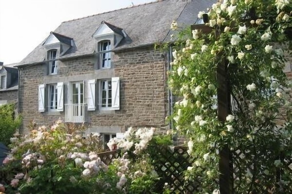 Façade de la maison - Vue depuis le jardin.