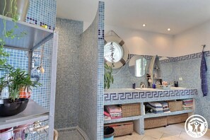 Combined shower/bathtub, hair dryer, towels, soap