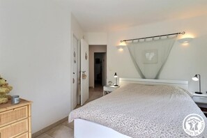 4 habitaciones, escritorio y tabla de planchar con plancha