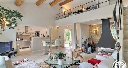 Villa 250 m2 sur 4000 m2 de pinĂšde , jacuzzi 6 places, piscine