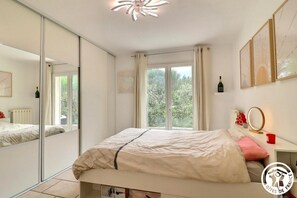 4 bedrooms, desk, iron/ironing board, travel cot