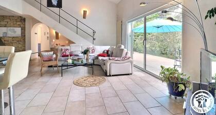 Villa 250 m2 sur 4000 m2 de pinĂšde , jacuzzi 6 places, piscine