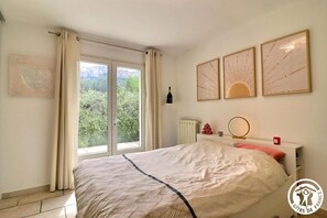 4 slaapkamers, een bureau, een strijkplank/strijkijzer, reisbedje