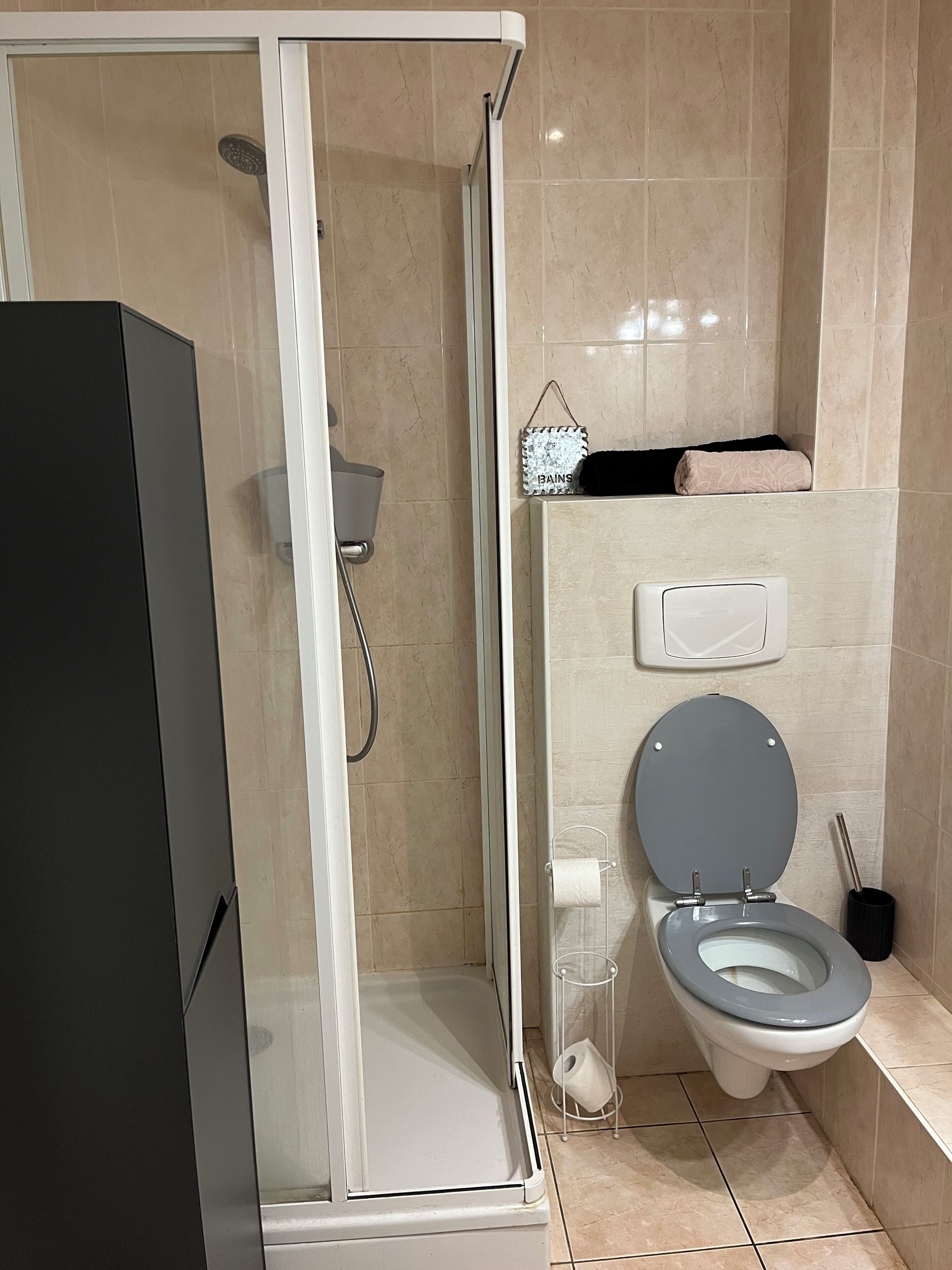 Dusche, Haartrockner, Handtücher, Seife