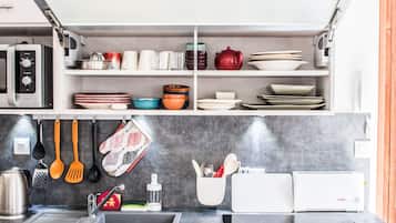 Réfrigérateur, micro-ondes, plaque de cuisson, lave-vaisselle