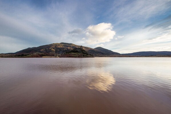 A calm lake with a mountain in the background. - Quiet Salagou cottage with lovely view over the valley (Octon)