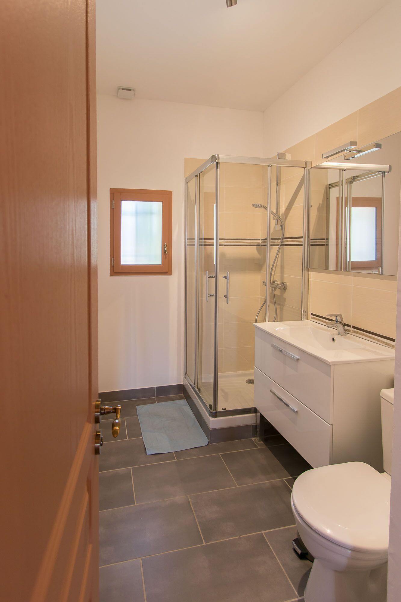 Een douche, een haardroger, zeep, shampoo