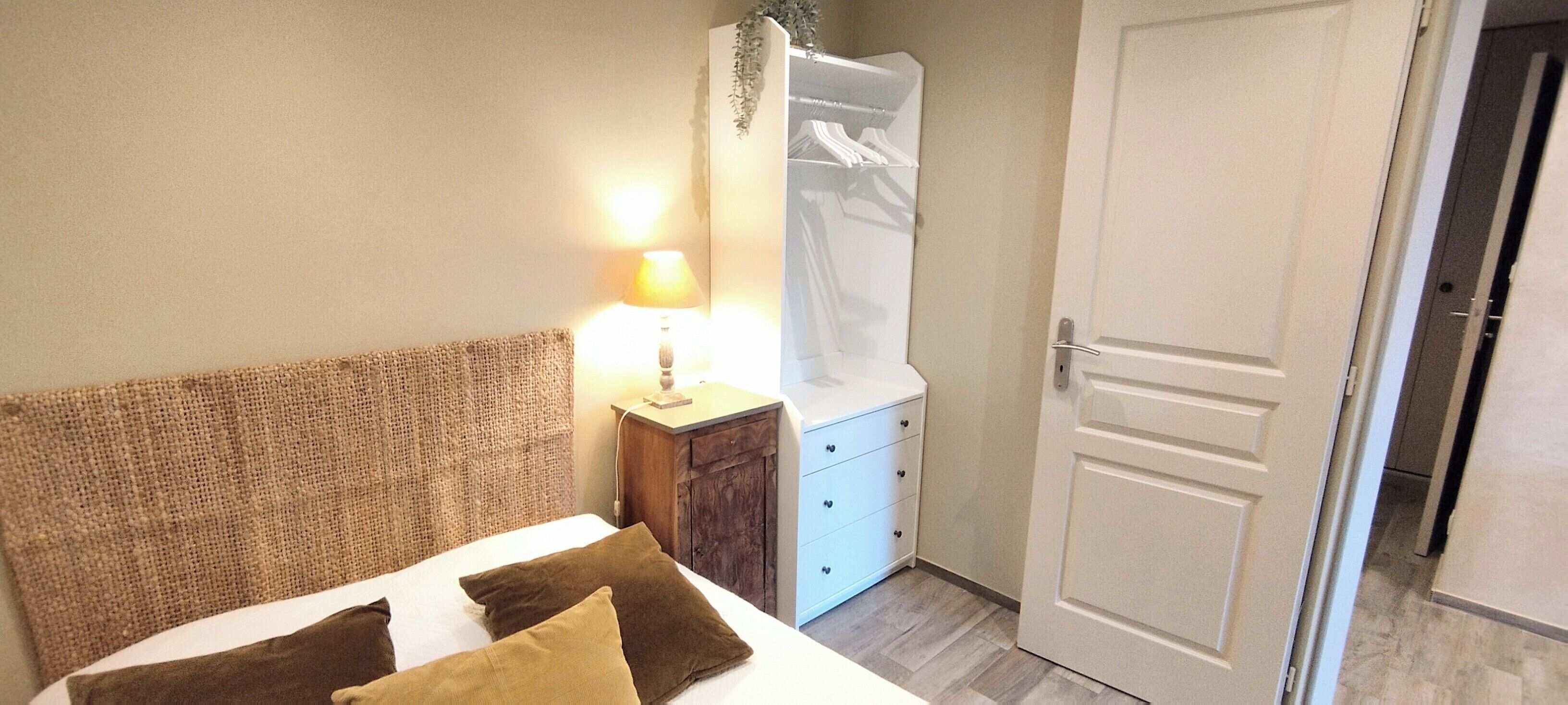 1 chambre, fer et planche à repasser, draps fournis