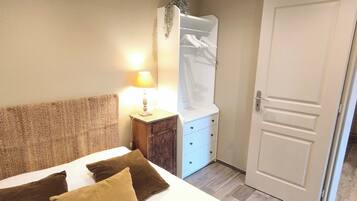 1 chambre, fer et planche à repasser, draps fournis