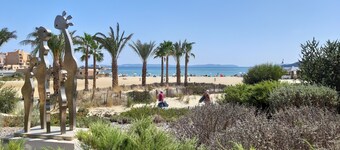 Ruhiges, klimatisiertes Apartment, 10Gehminuten von den Stränden und Geschäften 