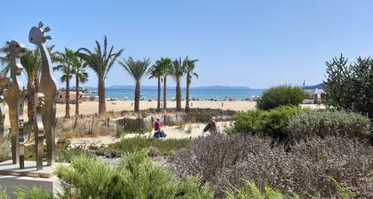 Quiet air-conditioned apartment 10 minutes' walk from the beaches and shops