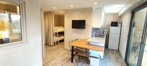 Fridge, microwave, oven, stovetop - Quiet air-conditioned apartment 10 minutes' walk from the beaches and shops (Bormes-Les-Mimosas)