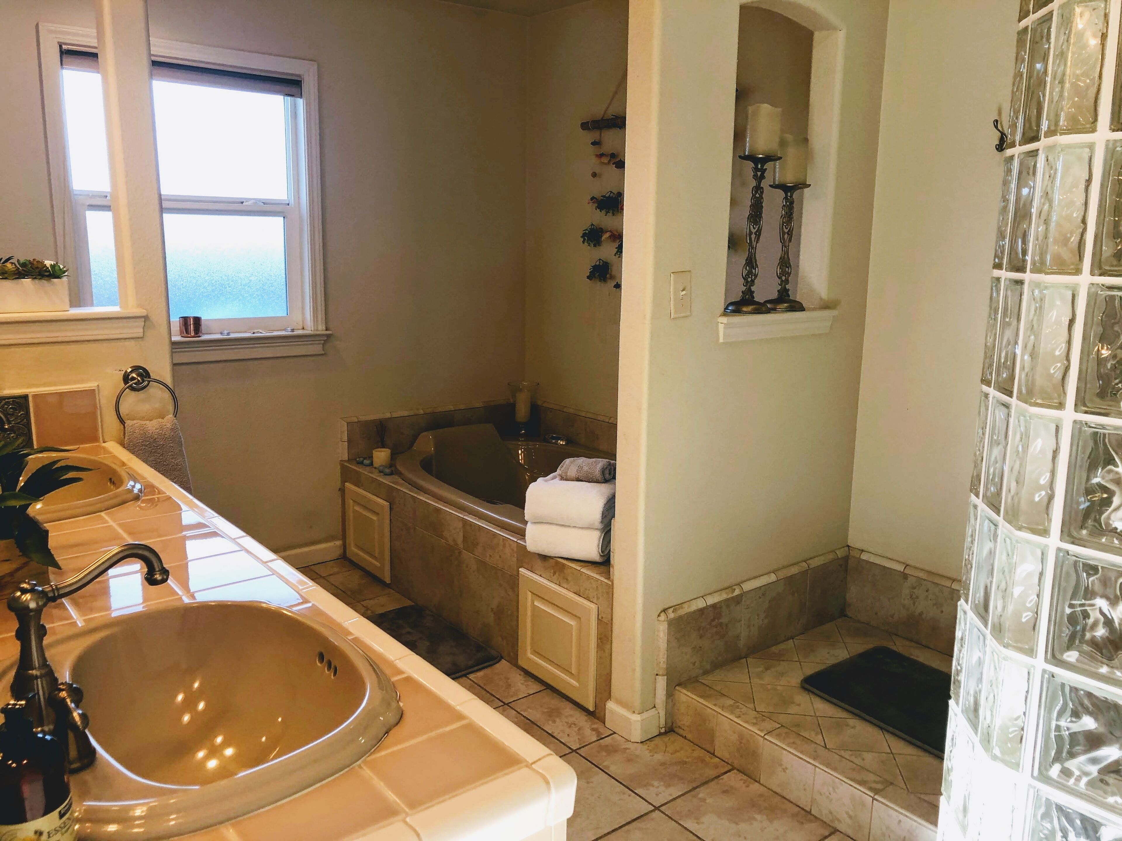 Bathtub, jetted bath, hair dryer, bidet