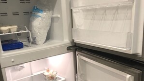 Un réfrigérateur doté de nombreuses étagères et de plusieurs compartiments, dont un compartiment congélateur situé en haut.