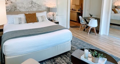 River Retreat Luxury King Studio with Jacuzzi bath, Kitchen, near river.