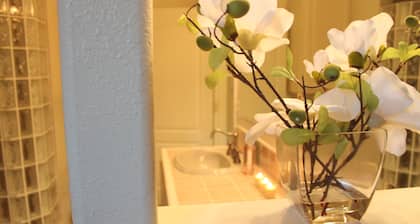 River Retreat Luxury King Studio with Jacuzzi bath, Kitchen, near river.