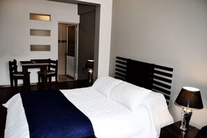 1 soveværelse, pengeskab på værelset, skrivebord, strygejern/strygebræt