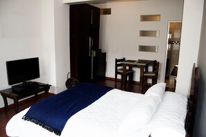 1 soveværelse, pengeskab på værelset, skrivebord, strygejern/strygebræt