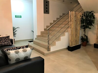 Walkable to Downtown, Stadium, Hosp St Ines - Queen Bed Ground Floor +Terrace 2F