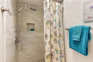 Douche, sèche-cheveux, serviettes fournies, papier toilette
