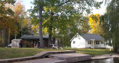 Mökki # 7 AuTrain-joella lähellä Lake Superior-rantaa, kuvassa olevia kiviä, vesiputouksia