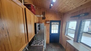 Una cocina compacta con armarios de madera, cocina a gas, refrigerador y ventana con vistas.
