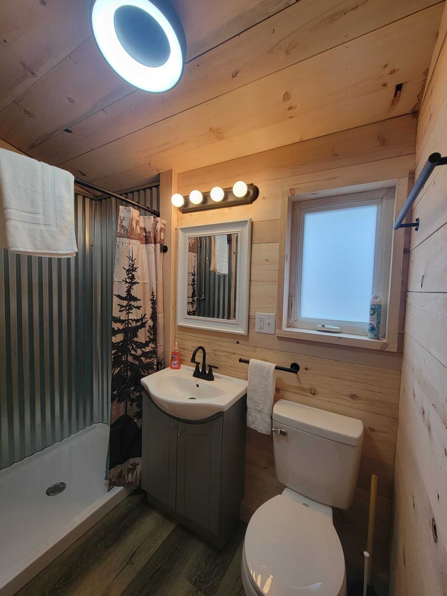 Douche, serviettes fournies, papier toilette