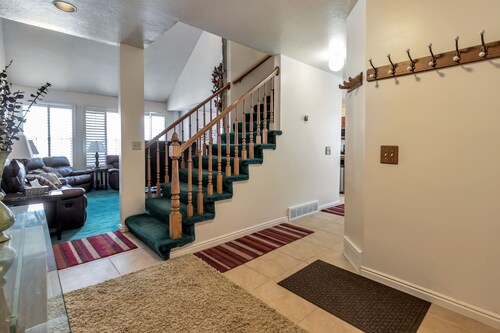 8 beds, Best location hot tub, ping pong  Located between the Cottonwood Canyons