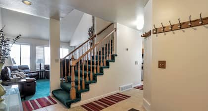 8 beds, Best location hot tub, ping pong Located between the Cottonwood Canyons