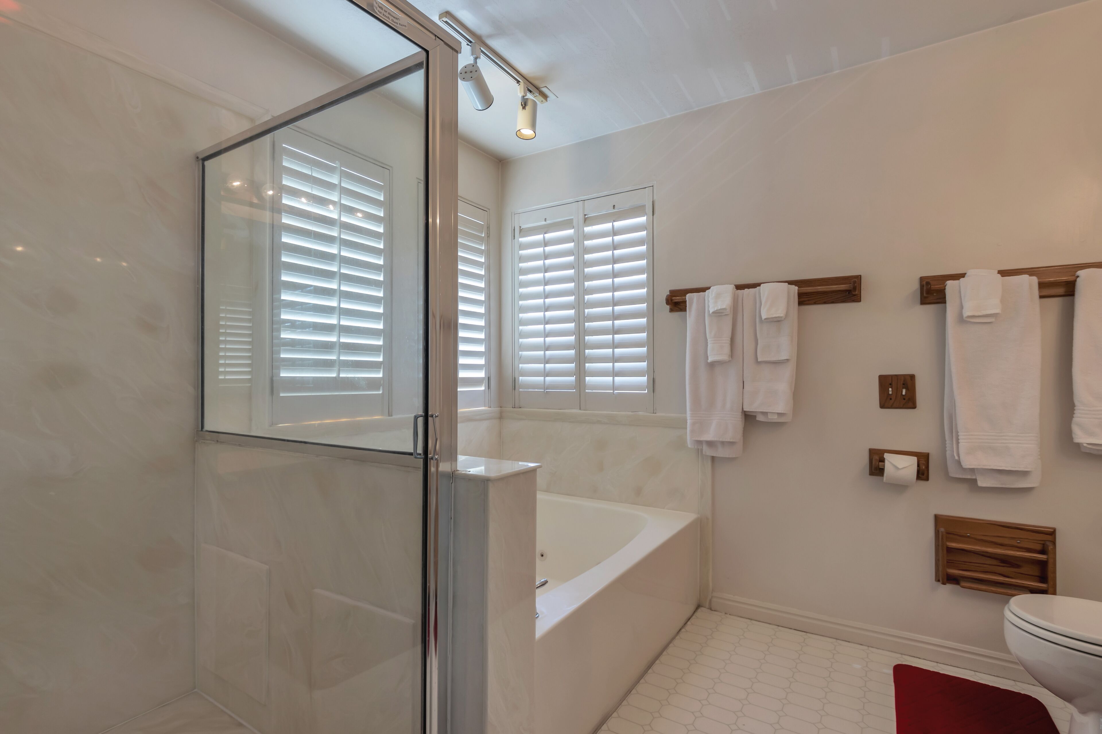 Ensemble douche/baignoire, baignoire à jets, sèche-cheveux