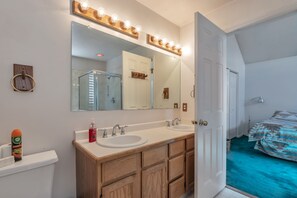 Combined shower/tub, jetted tub, hair dryer, towels